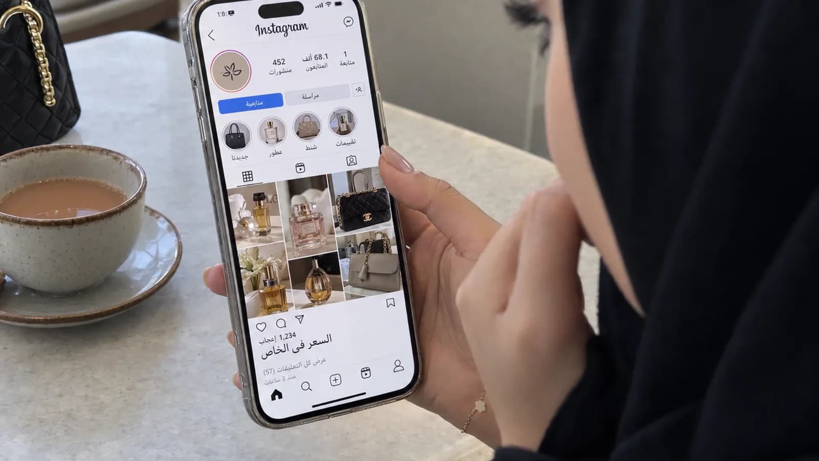 متسوقة مترددة أمام متجر على انستقرام في هاتفها